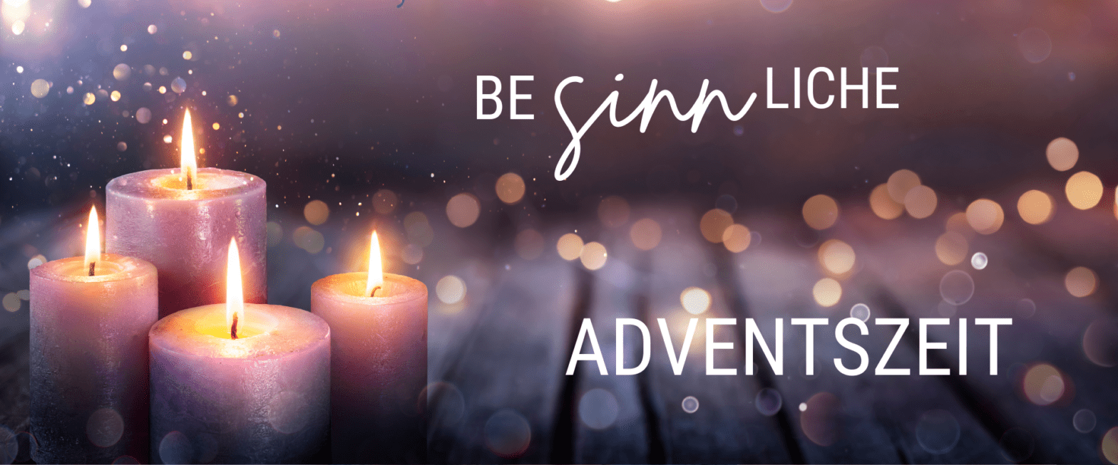 Stimmungsvolles Bild von Kerzenlicht. Im Hintergrund verschwommene Lichter und der Schriftzug ' Besinnliche Adventzeit'.