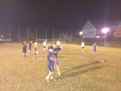 Schüler*innen am Fußballplatz