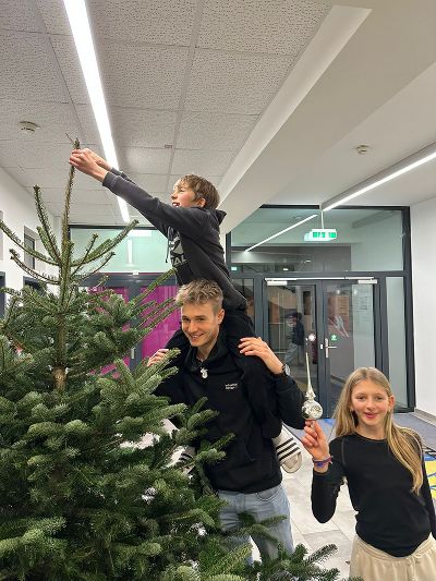 Hier wird geschmückt. Unser Christbaum wird "aufgeputzt"