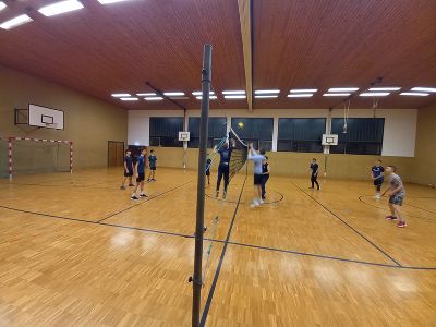 Schüler*innen in der Turnhalle